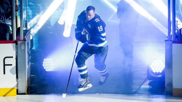 Jonathan Toews's return NHL greeted with loud cheers during debut with hometown Winnipeg Jets