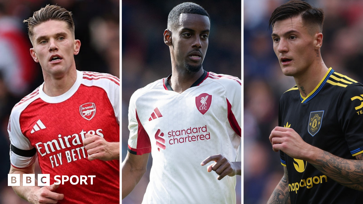 Harry Kane claps while playing for England