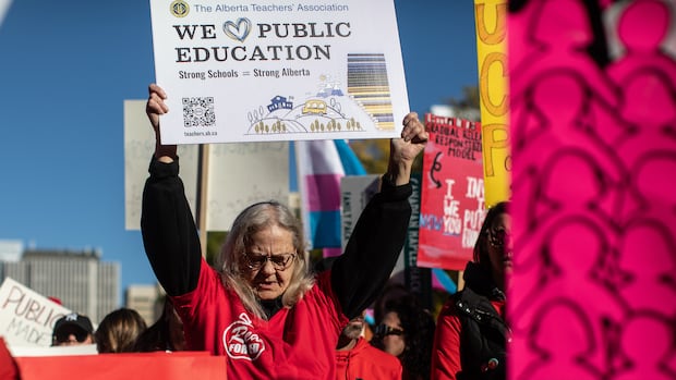 New poll suggests bulk of public back Alberta teachers in contract dispute