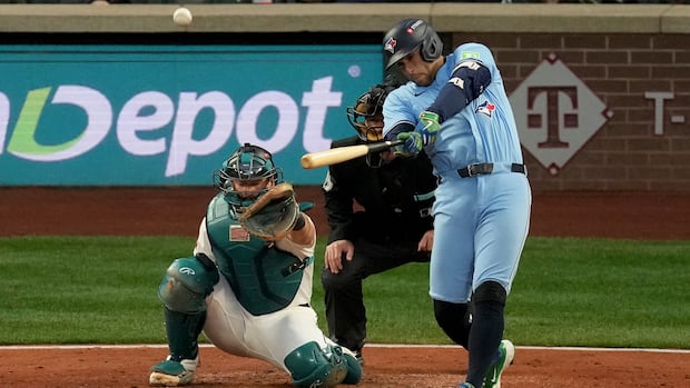 Blue Jays hammer Mariners to take 12-2 lead in Game 3 of ALCS