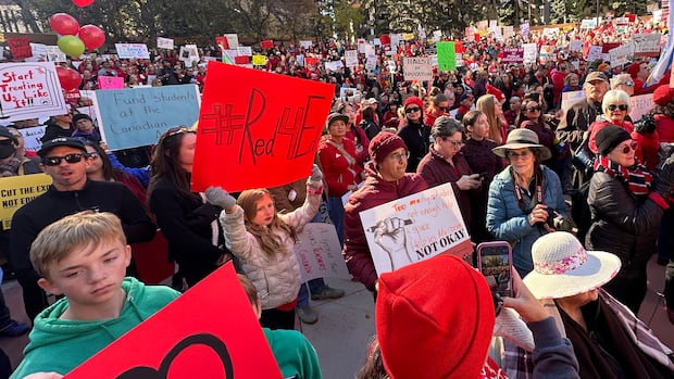 Striking Alberta teachers refuse to engage in talks that exclude pupil-teacher ratio
