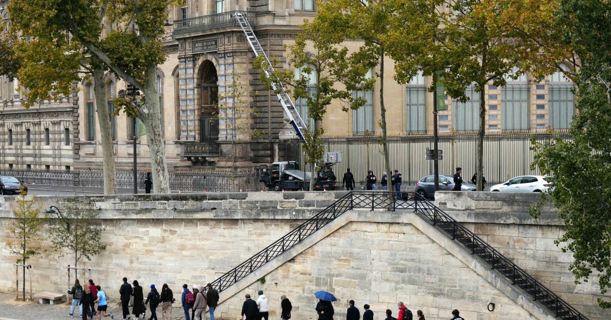 Thieves steal priceless jewels, Paris museum closed