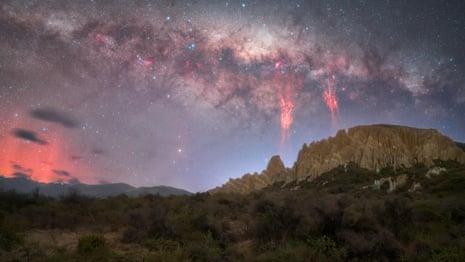 Photographer captures timelapse of 'red lightning' in New Zealand – video