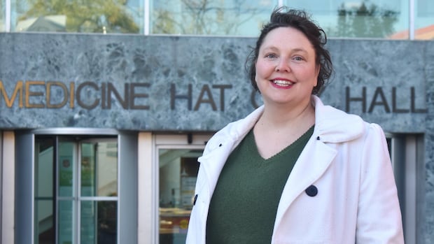 Embattled Medicine Hat mayor Linnsie Clark re-elected after divisive first term