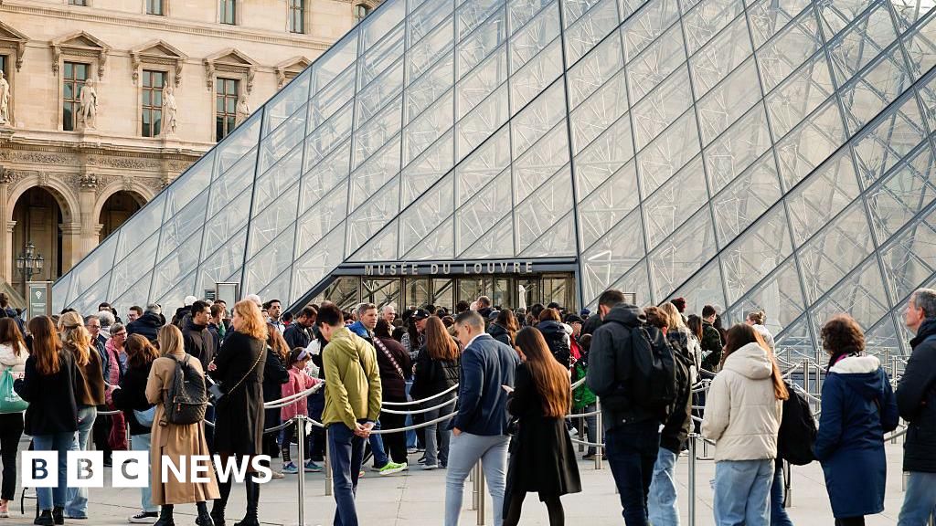 Louvre reopens three days after French crown jewels stolen