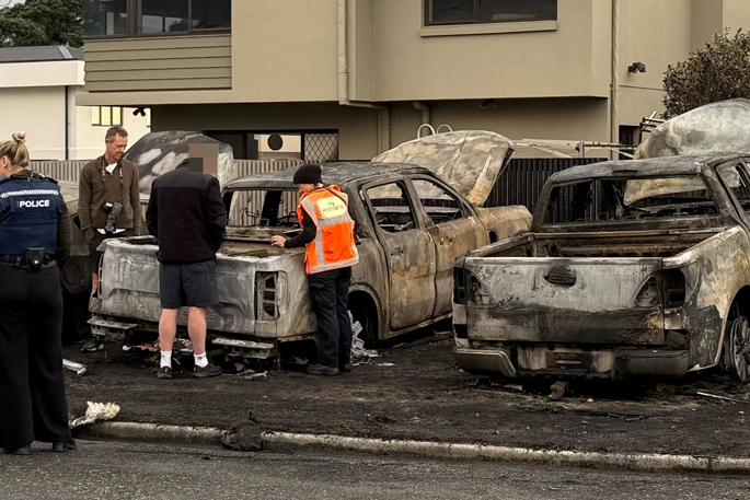 SunLive - Vehicles ablaze threaten Mount home overnight