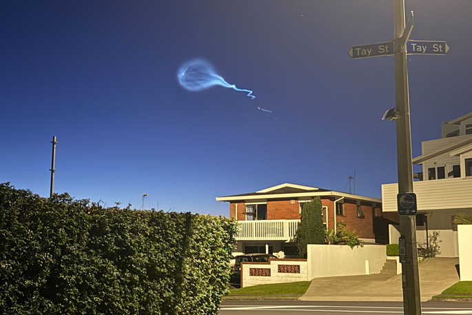 SunLive - Satellite at dawn mystifies stargazers