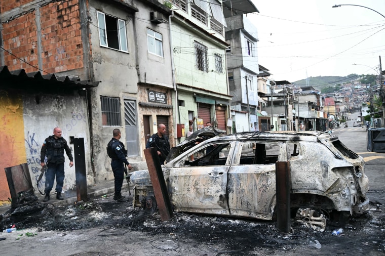 Image: BRAZIL-CRIME-DRUGS-FAVELA-POLICE-RAID