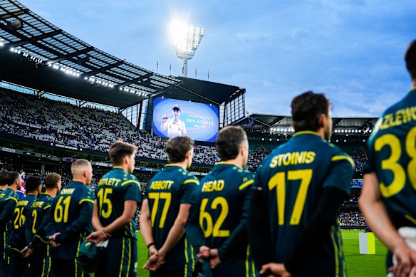 The Australian cricket side pays tribute to Ben Austin during a moment of silence at the MCG tonight.