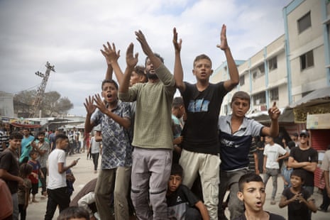 Palestinians, including children, gathered in the city of Khan Younis celebrate after the announcement of the ceasefire agreement in Gaza on 09 October 2025.