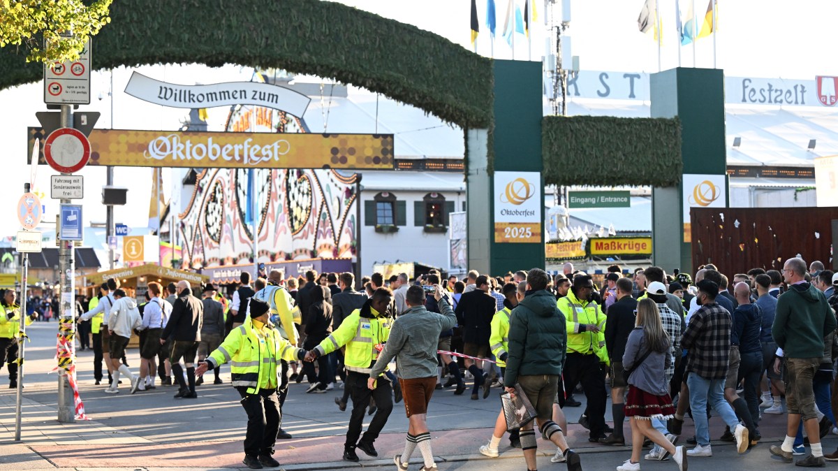 Oktoberfest in Munich temporarily closed over bomb threat