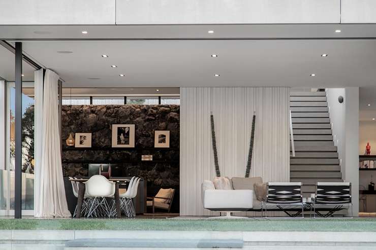 Sea Wall House, on Marine Parade, in Auckland's Herne Bay, was sold for more than $8.1m above its RV. Photo / George McNabb