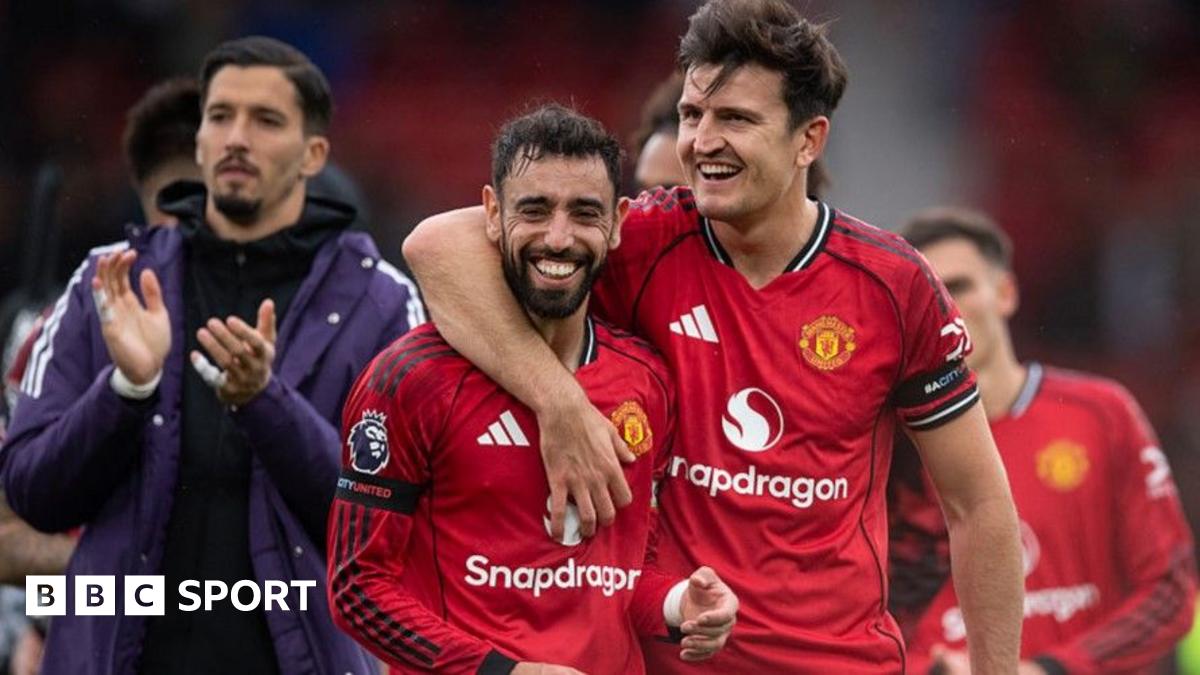 Manchester United skipper Bruno Fernandes (centre)