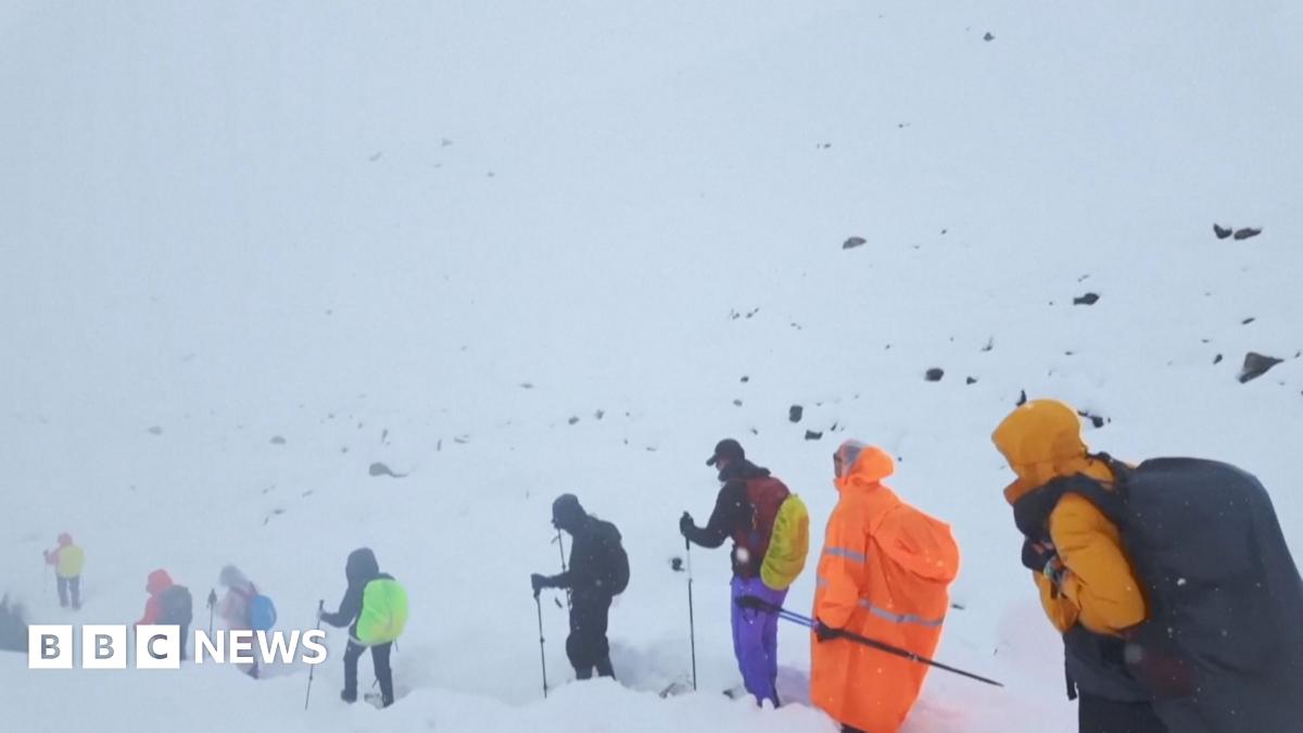 Mount Everest: Rescue under way after hundreds trapped on Tibetan slopes