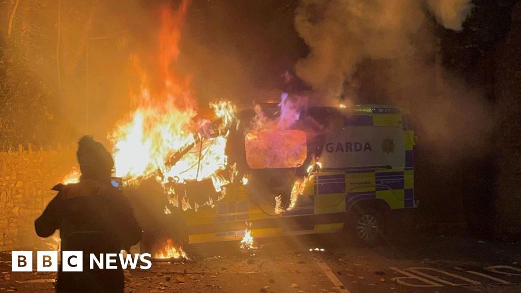 Gardaí attacked at violent protest outside Dublin migrant hotel