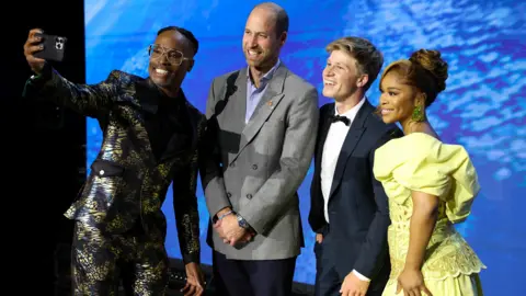 Reuters U.S. actor Billy Porter takes a selfie with Britain's Prince William and Earthshot ambassadors Nomzamo Mbatha and Robert Irwin