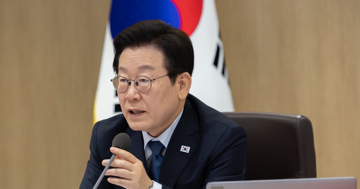 President Lee Jae-myung's Approval Slips to First Negative Majority in Seoul - 조선일보