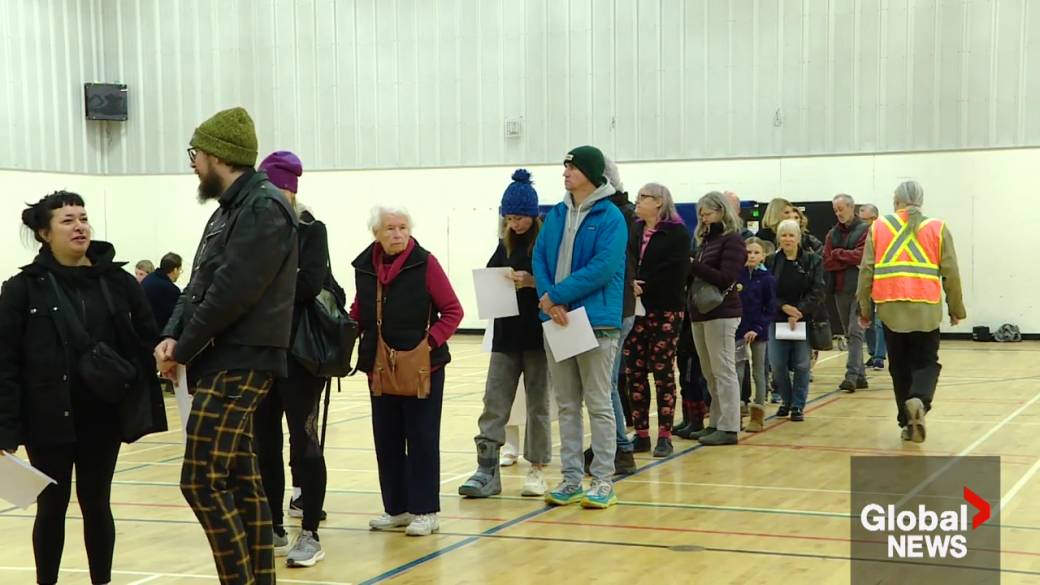 Click to play video: 'Long municipal election lines in Alberta after legislation changes'