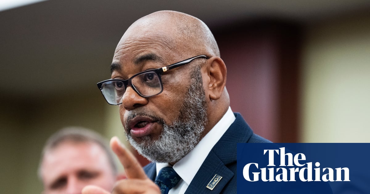 Leader of top federal worker union calls for end of US government shutdown | US federal government shutdown 2025