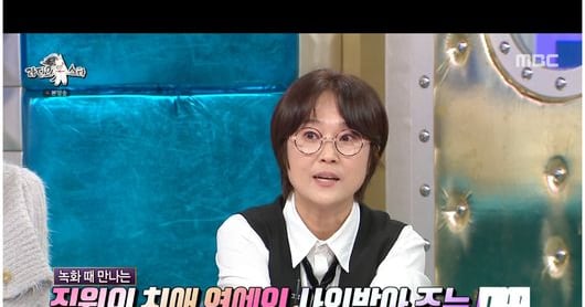 Song Eun-i's Autographs, Travels Linked to Resignations - 조선일보