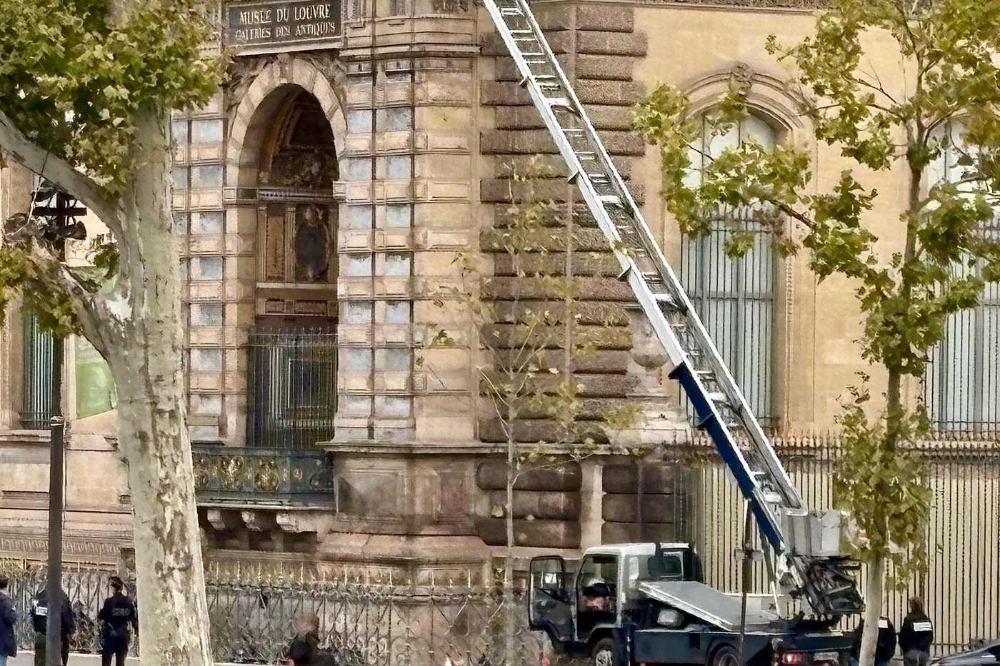 Thieves steal crown jewels in 4 minutes from Louvre Museum
