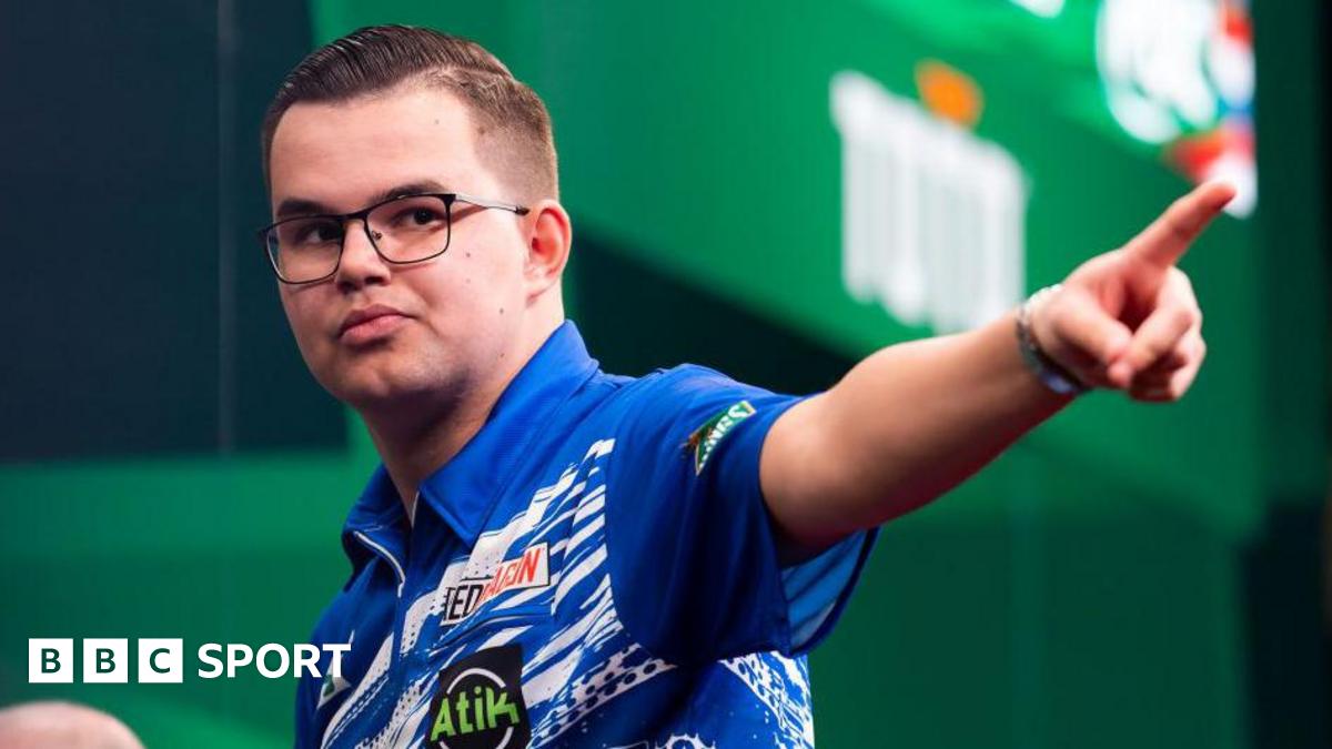 Gian van Veen points his finger