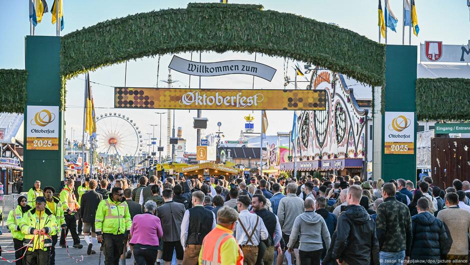 Oktoberfest reopens after Munich bomb scare – DW – 10/01/2025