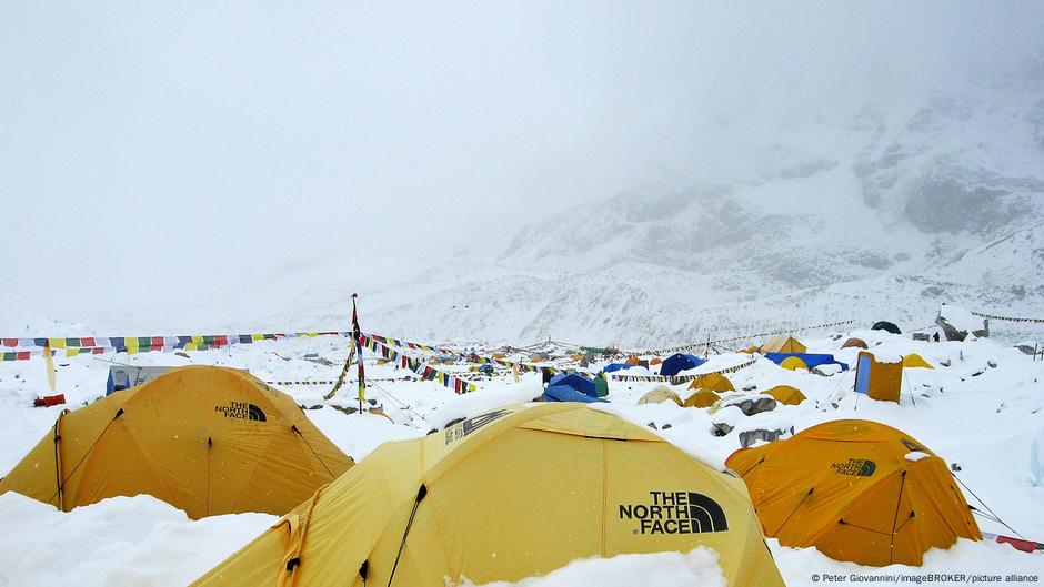 Blizzard strands hundreds of climbers on Mount Everest – DW – 10/05/2025