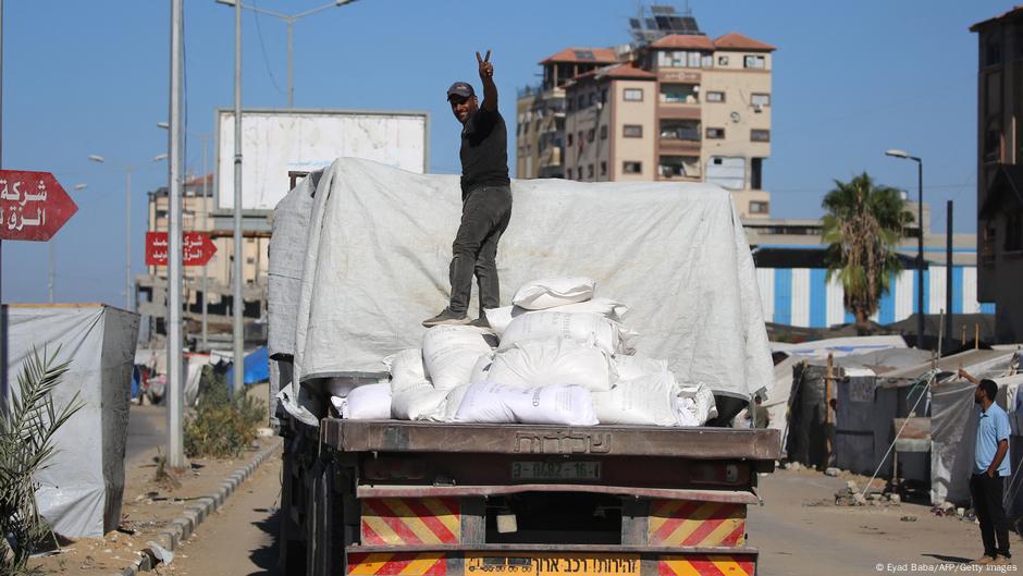 Israel to open Gaza aid after more hostage bodies return – DW – 10/15/2025