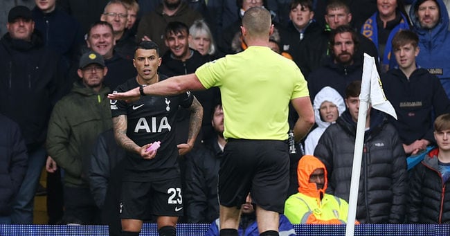Leeds Fans' Dangerous Throwing Angers Tottenham Players - 조선일보