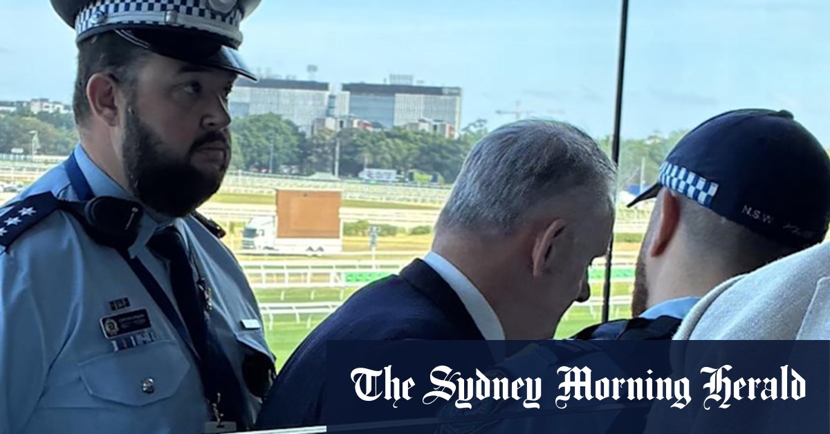 Mark Latham removed from Royal Randwick restaurant by police