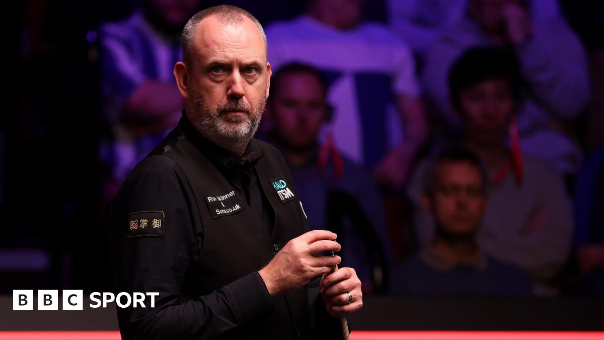Mark Williams chalks his cue