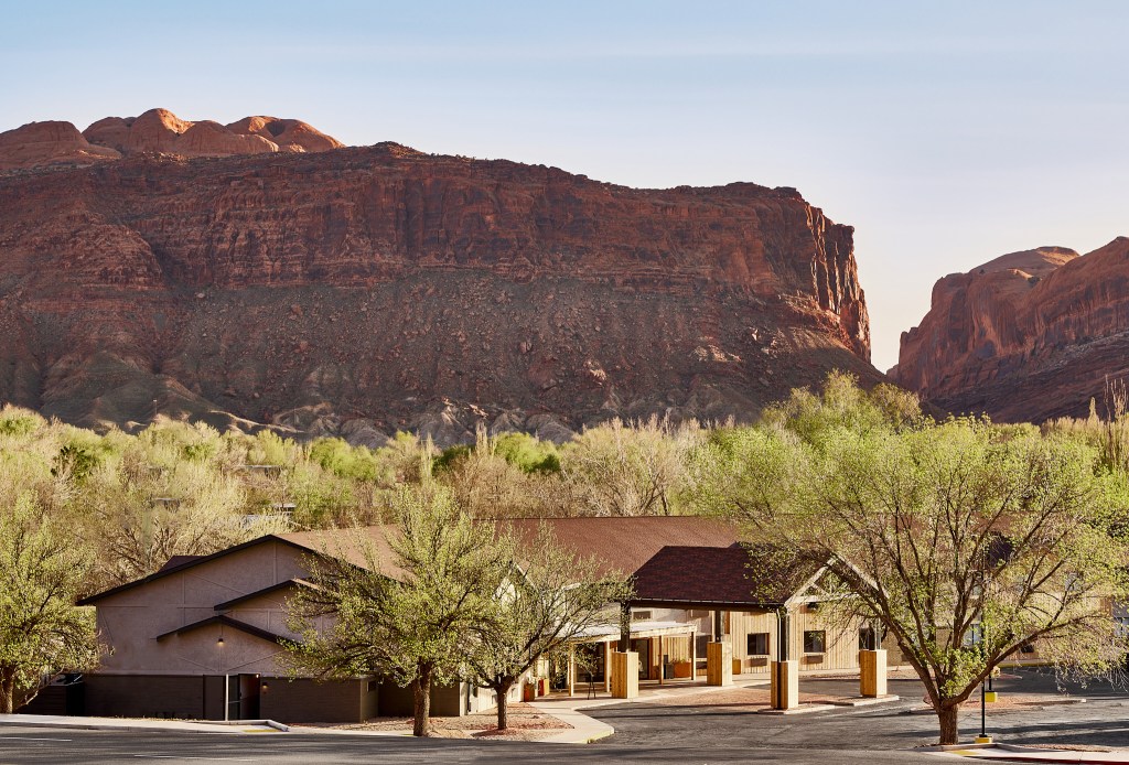 The hotel in front of stunning cliffs