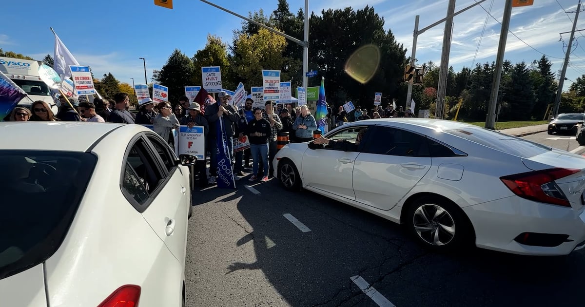 Striking support staff block vehicle entrances to Algonquin College - CTV News