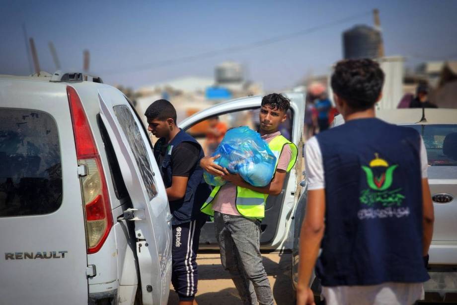 Gaza aid workers face hunger, death alongside those they help – Middle East Monitor