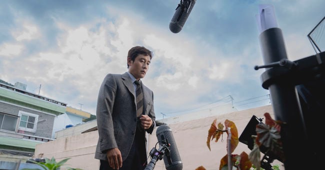 'No Other Choice' Unveils Behind-the-Scenes Stills of Lead Actors - 조선일보