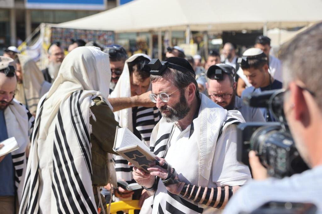 שורד השבי בר קופרשטיין הגיע לכיכר החטופים לאירוע הנחת תפילין