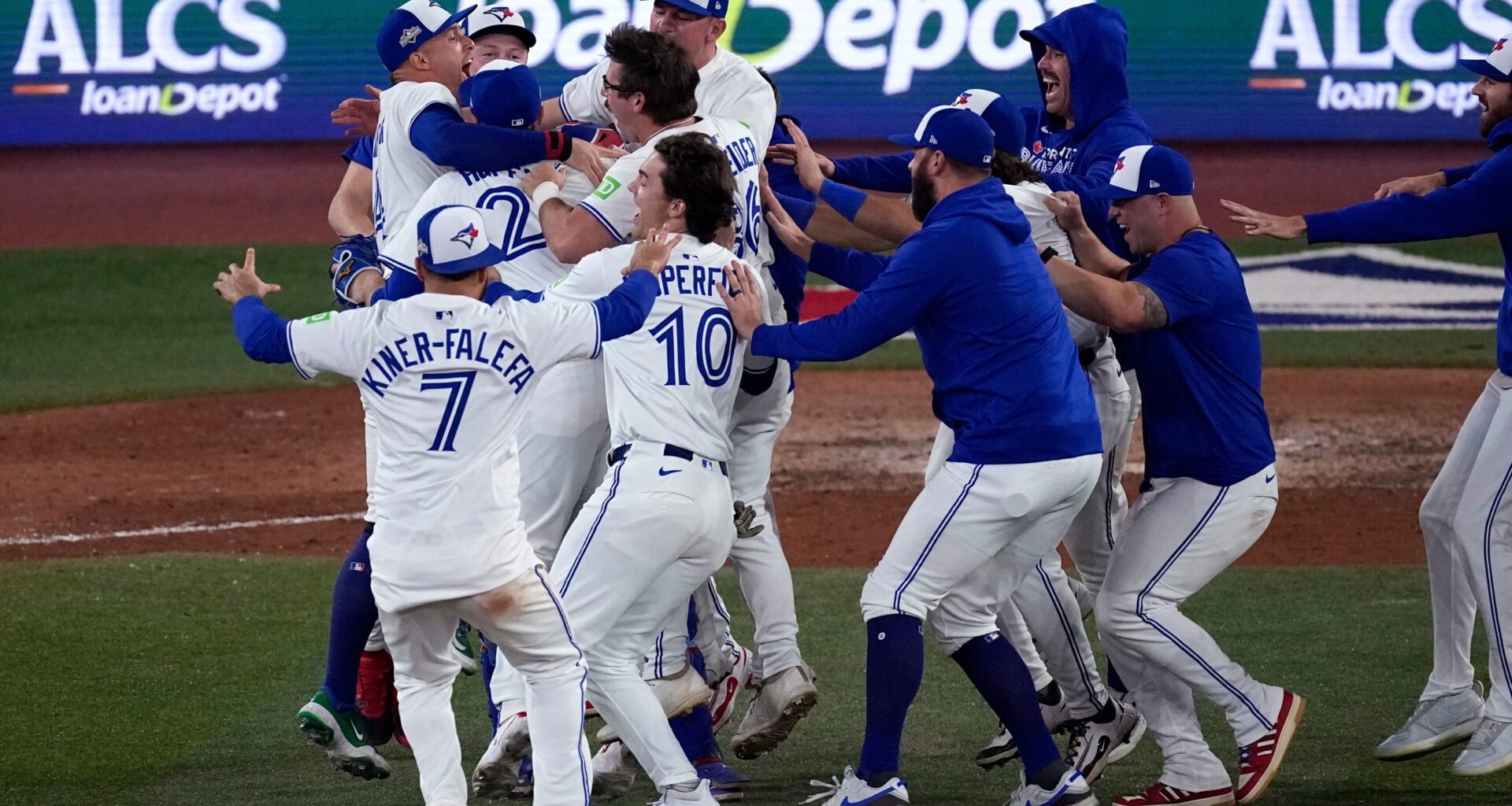 Toronto Blue Jays advance to the World Series with 4-3 victory in Game 7