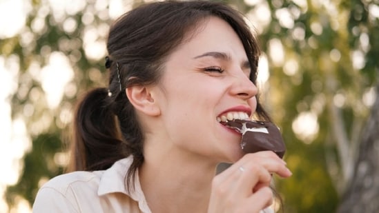 Avoid foods that increase your risk of oral cavities.(Freepik)