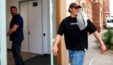 Star Blues forward meets with Swans as trade talks heat up