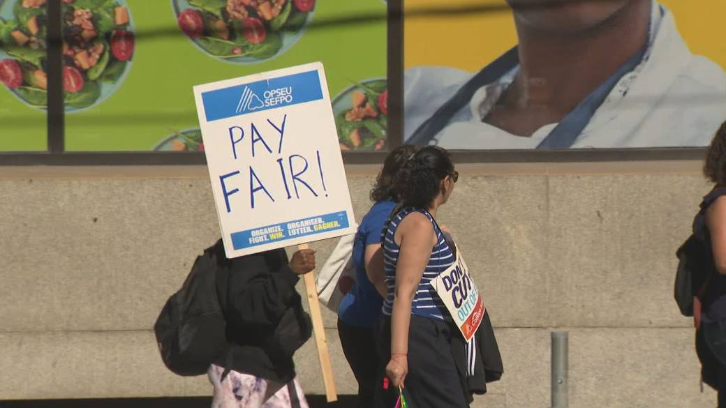 Click to play video: 'Striking college support staff hold solidarity day of action'