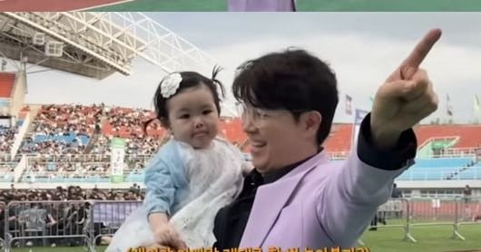 11-Month-Old Jae-i Dazzles at Father's Concert with Natural Talent - 조선일보