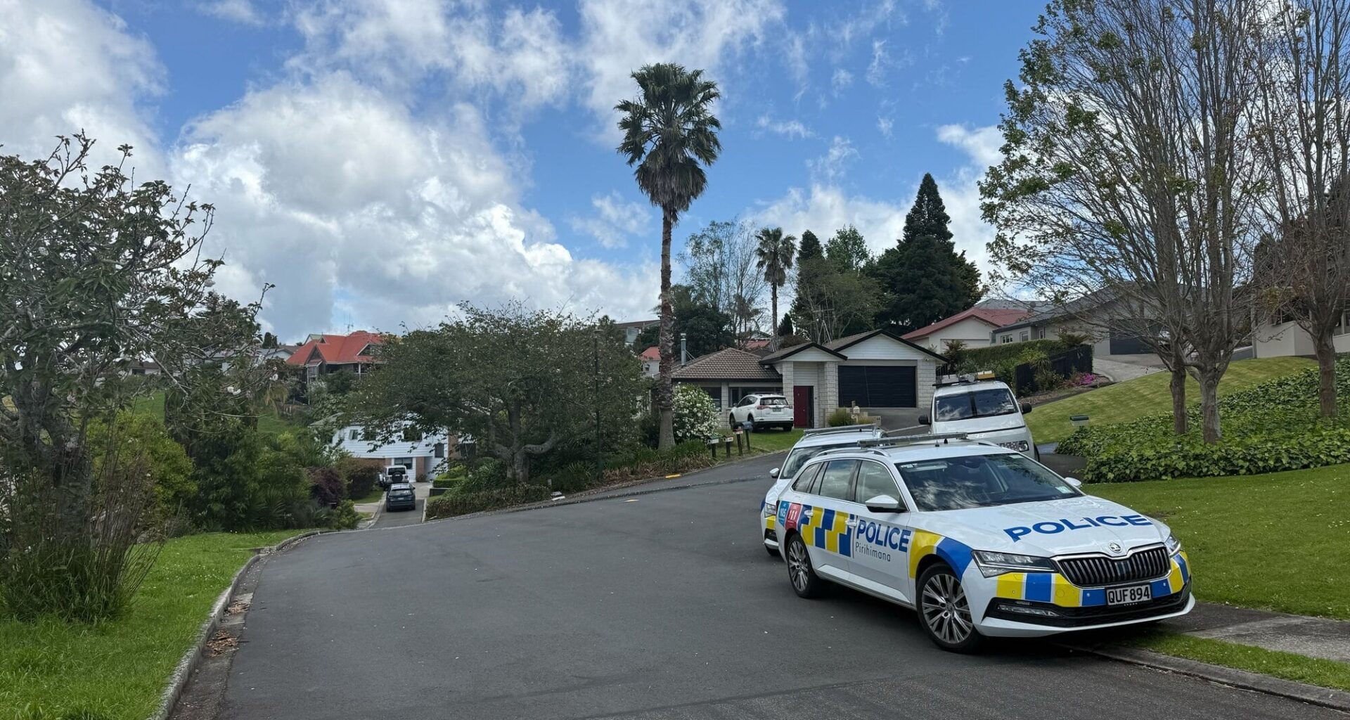 SunLive - Driver flees after crashing into fence, police say