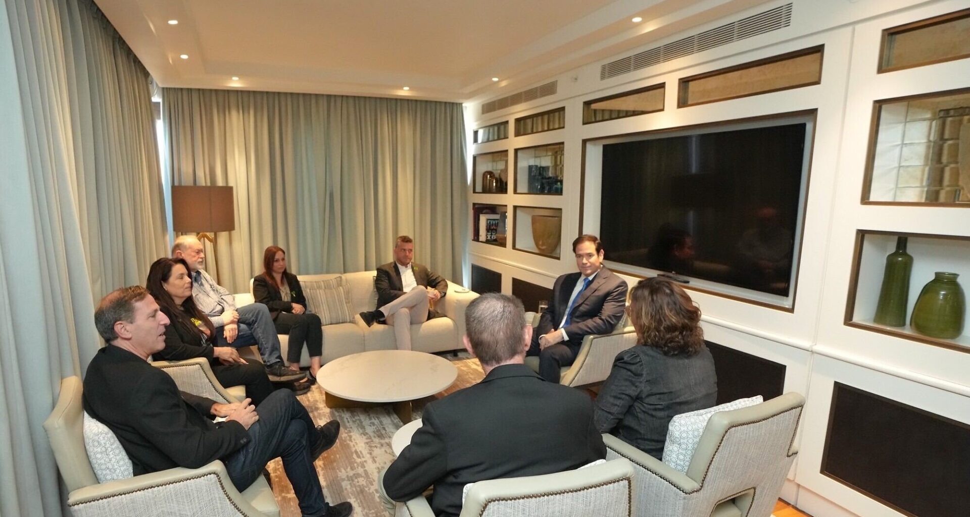 Rubio meets families of slain US hostages, vows remaining captives will be returned