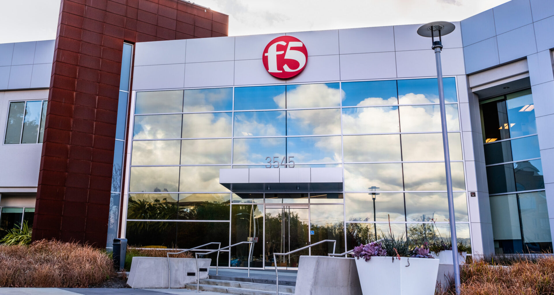 Thousands of customers imperiled after nation-state ransacks F5’s network