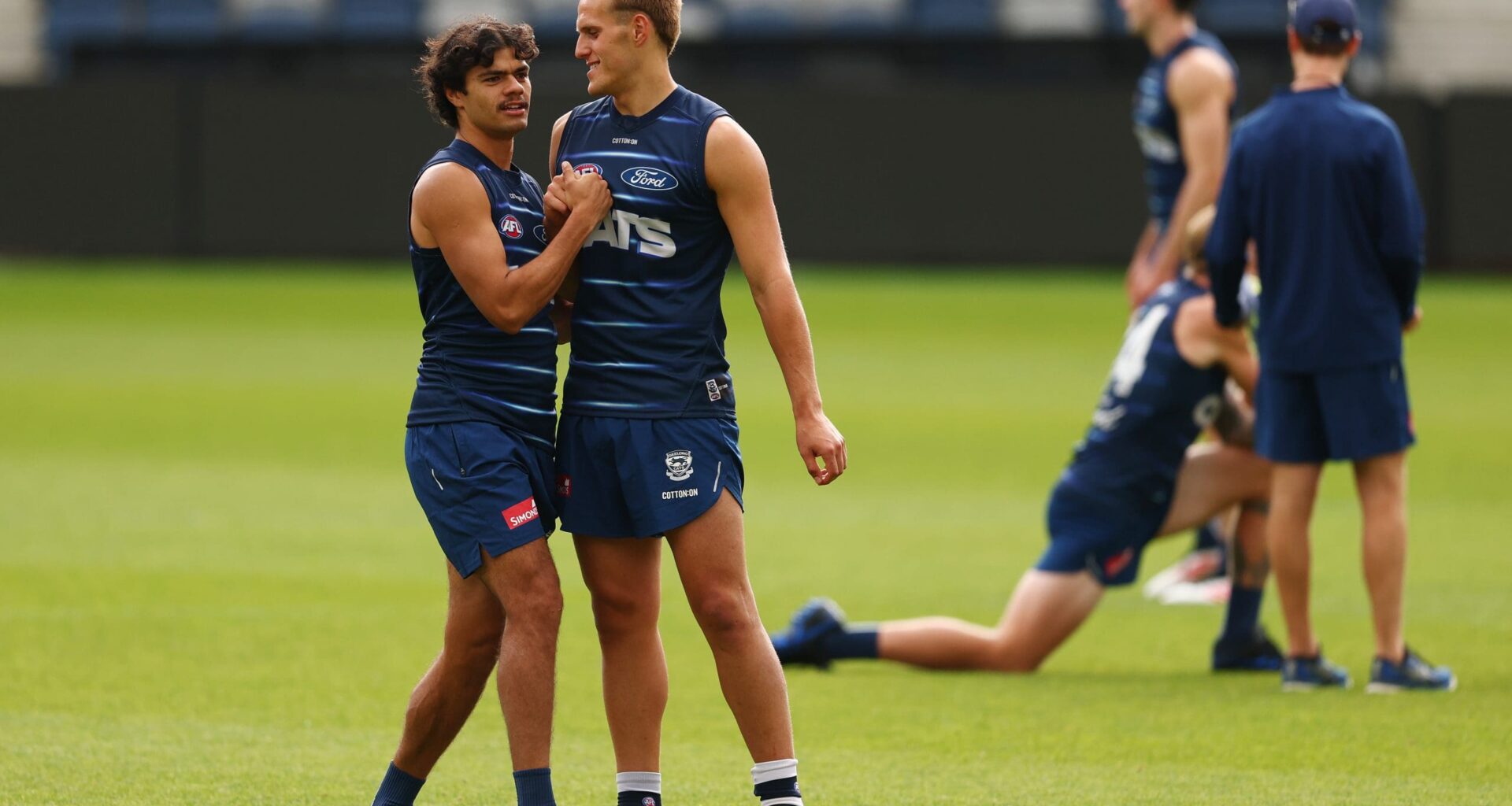 GEELONG, AUSTRALIA - FEBRUARY 19: Lawson Humphries and George Stevens of the Cats train during a Geelong Cats AFL training session at GMHBA Stadium on February 19, 2025 in Geelong, Australia. (Photo by Morgan Hancock/Getty Images)