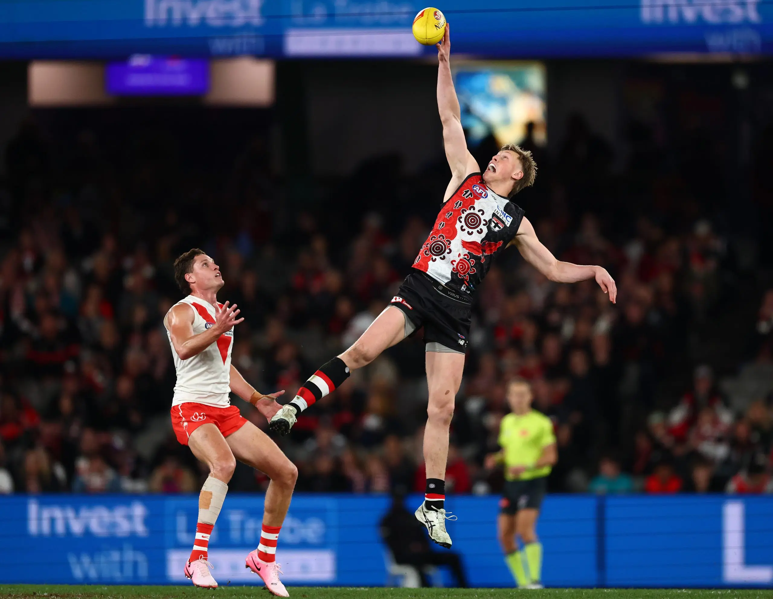 MELBOURNE, AUSTRALIA - JULY 13: First gamer Max Heath of the Saints wins a hit out during the round 18 AFL match between St Kilda Saints and Sydney Swans at Marvel Stadium on July 13, 2025 in Melbourne, Australia. (Photo by Morgan Hancock/Getty Images)