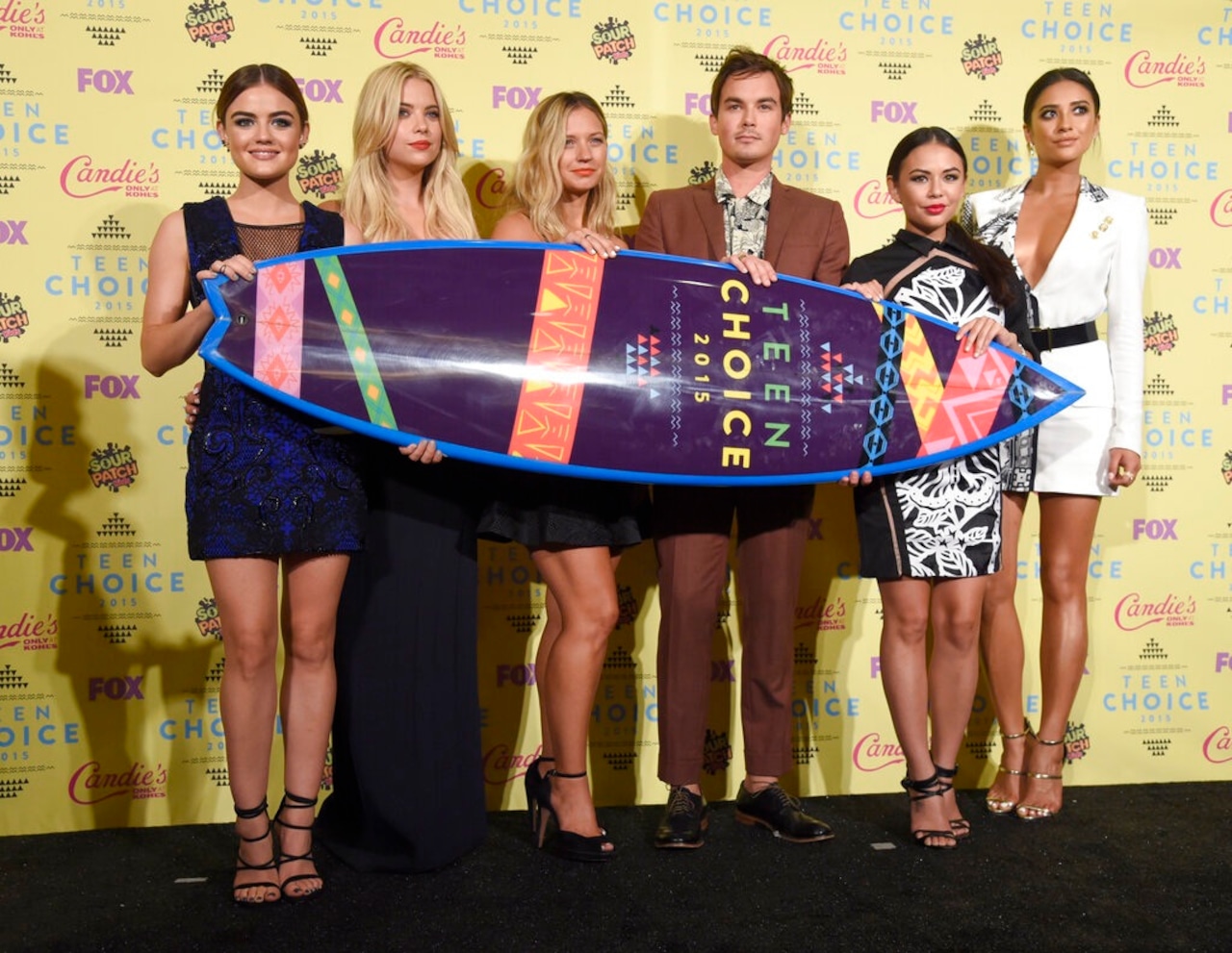 Lucy Hale,  Ashley Benson, Vanessa Ray, Tyler Blackburn, Janel Parrish, Shay Mitchell