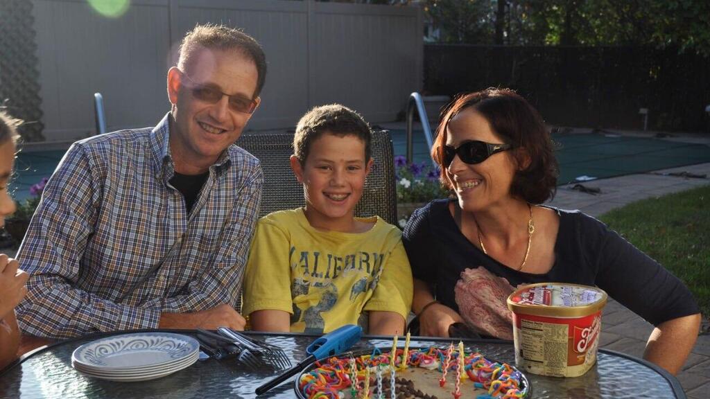 החטוף עומר נאוטרה בתמונות ילדות מימי הולדת קודמים