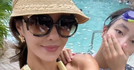 Lee Ji-hyun Enjoys Hong Kong Trip with Children as Certified Beautician - 조선일보